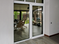 Портальная дверь Рехау 70 цвет Темный Дуб с сеткой Плиссе